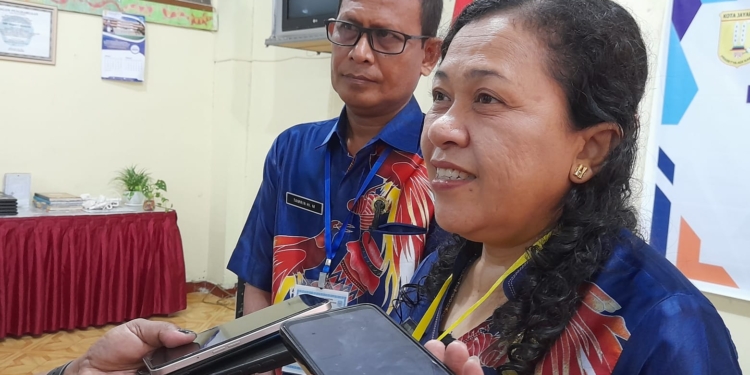 Kepsek : 95 Persen Ujian ASA Bagi Kelas IX  SMPN 1 Jayapura Gunakan HP, Sisanya Komputer