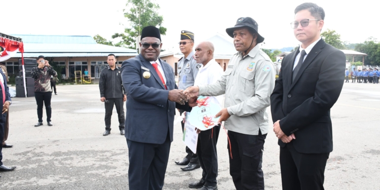 Gubernur Meki Nawipa Serahkan Dua Unit Mobil Ambulance Dan Kartu Sehat Untuk Warga Binaan Lapas