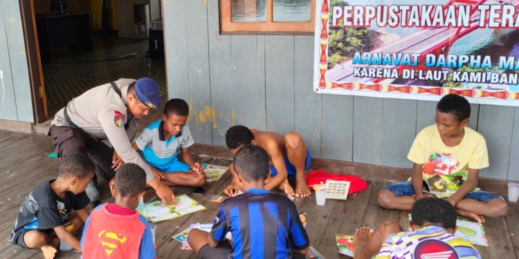 Tingkatkan Animo Baca Sejak Dini, Perpustakaan Terapung Hadir Di Kampung Enggros