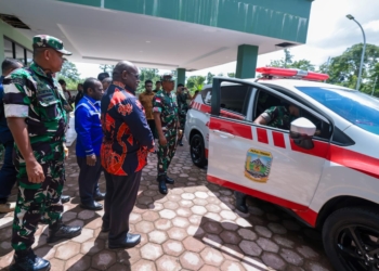 Gubernur Meki Nawipa Serahkan 2 Unit Mobil Ambulance Di RS Bhayangkara Dan RS Cendrawasih Timika
