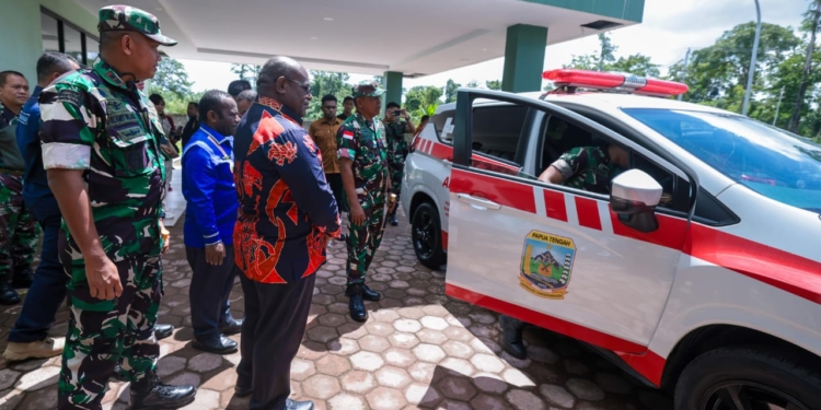 Gubernur Meki Nawipa Serahkan 2 Unit Mobil Ambulance Di RS Bhayangkara Dan RS Cendrawasih Timika