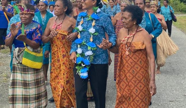 Di Momen Hardiknas 2025, Ketua TP PKK Papua Tengah Dinobatkan Sebagai Perempuan Adat Makimi Nabire