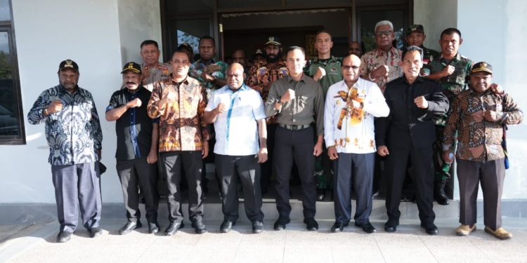 Gubernur Meki Nawipa kunjungi Mabes KOGABWILHAN III DI Timika, Ini Yang Dibahas