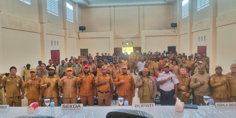 Soroti Kehadiran ASN Di Sugapa, Bupati Intan Jaya Tegaskan ASN STOP Makan Gaji Buta