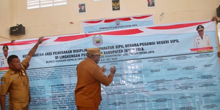 Tingkatkan Pelayanan Masyarakat, Para Pimpinan OPD Intan Jaya Tanda Tangani Kesepakatan Penegakkan Disiplin ASN