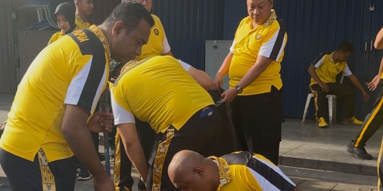Selain Berolahraga, Kapolresta Jayapura Bersama Jajaran Ikut Menjaga Kebersihan Lingkungan