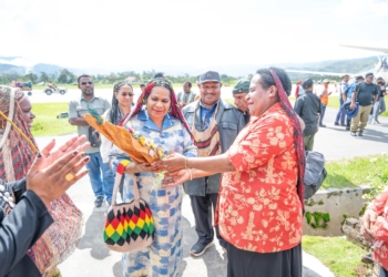Ketua TP PKK Papua Pegunungan Ny. Yuliana Kobak Disambut Pengurus TP PKK dan Mama-Mama Noken di Bandara Wamena