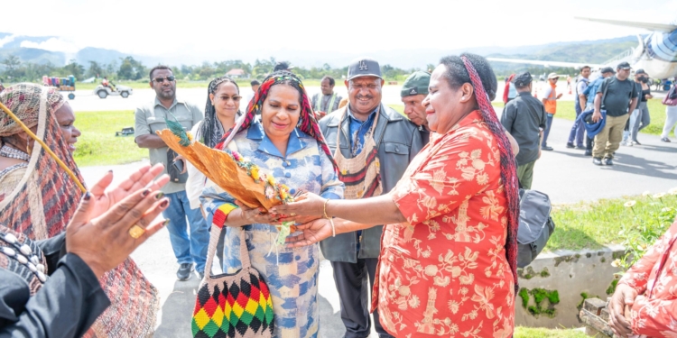 Ketua TP PKK Papua Pegunungan Ny. Yuliana Kobak Disambut Pengurus TP PKK dan Mama-Mama Noken di Bandara Wamena