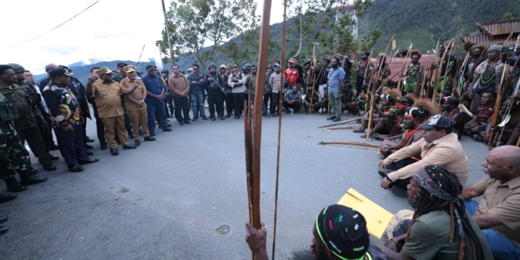 Gubernur Papua Tengah Hadiri Ritual Bela Kayu Doli “Tanda Damai Dua Paslon Bupati di Puncak Jaya”