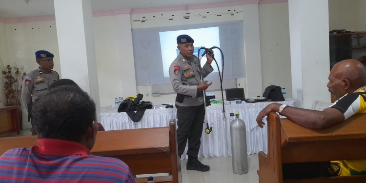 Polair Polda Papua Berbagi Pengalaman Tentang Selam Kepada Kaum Bapak Jemaat GKI Eden Base”G Tanjungria