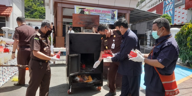 Kejari Jayapura Musnahkan 173 Barang Bukti, Dan 67 Diantaranya Perkara Narkotika di Tahun 2025