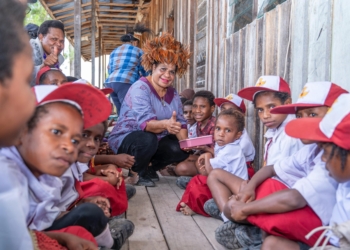 Ketua TP-PKK Papua Pegunungan Sambangi SD Inpres Abusa, Serahkan Bantuan dan Tinjau Kesehatan Anak