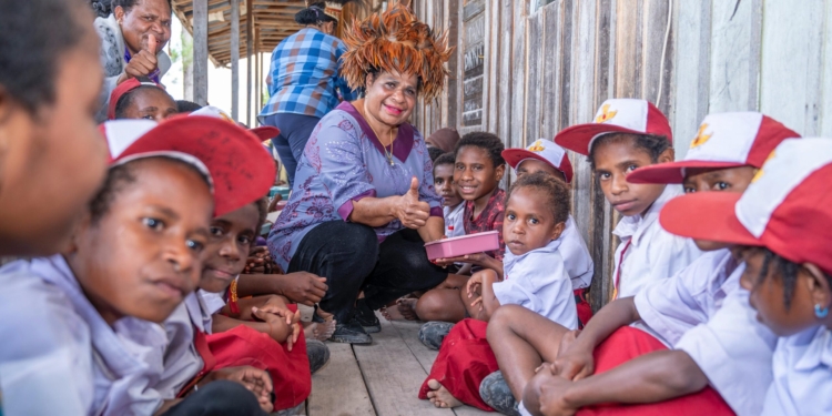 Ketua TP-PKK Papua Pegunungan Sambangi SD Inpres Abusa, Serahkan Bantuan dan Tinjau Kesehatan Anak