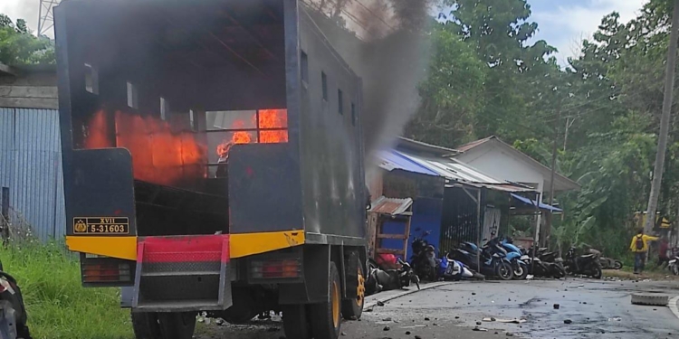 4 Personel Jadi Korban, Satu Truck Polri Hangus Dibakar, Akibat Aksi Demo Mahasiswa Uncen di Jayapura, Papua