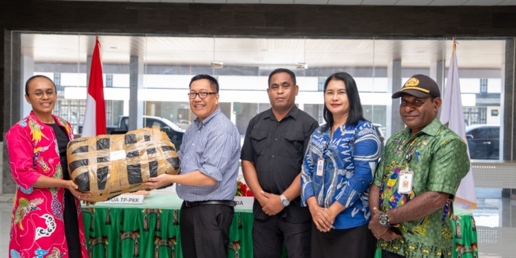 Peduli Korban Konflik Intanjaya, Ketua TP-PKK Papua Tengah Serahkan Bantuan Penanganan Konflik
