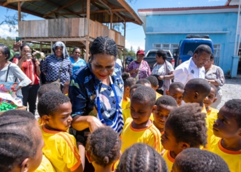 Langkah Kasih Seorang Ibu: Yuliana Kobak Pahabol Menyapa Anak-Anak Sekolah Sekina Wamena