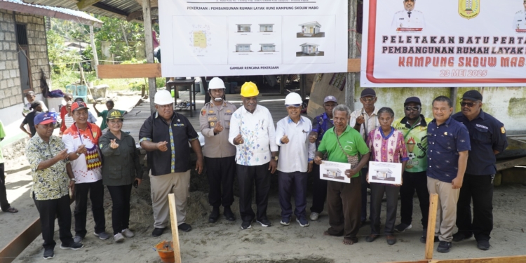 Turkam Di Skow Mabo, Walikota Letakan Batu Pertama, Bangun Rumah Layak Huni Warga Kurang Mampu