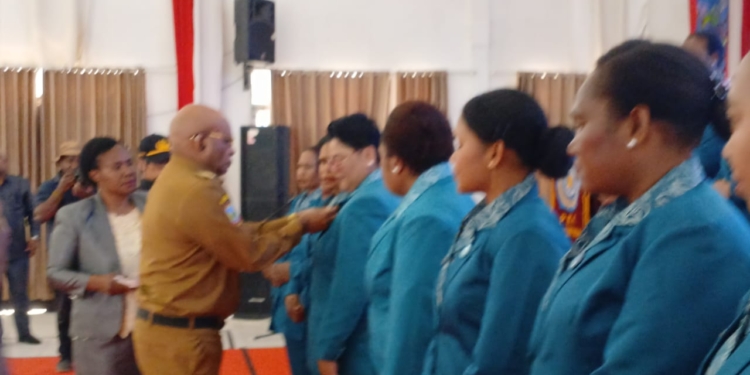 Bupati Puncak Elvis Tabuni Resmi Kukuhkan Ketua TP PKK dan Lantik Pengurus TP PKK Kabupaten Puncak