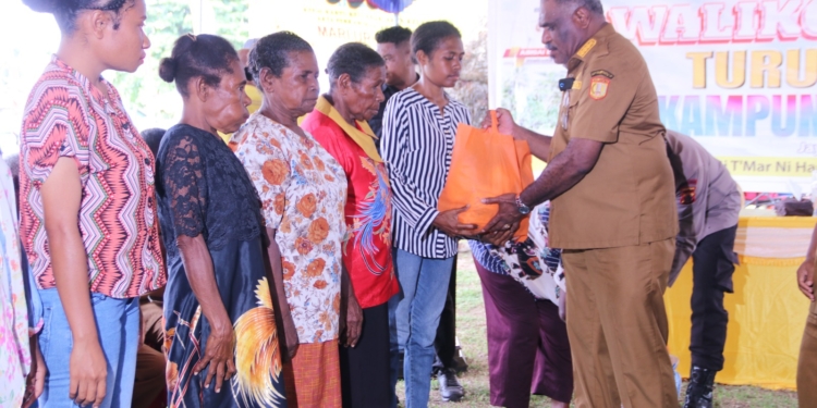Turkam Di Kampung Sendiri, Walikota Serahkan Bantuan Juga Pelayanan Dukcapil Buat Warga