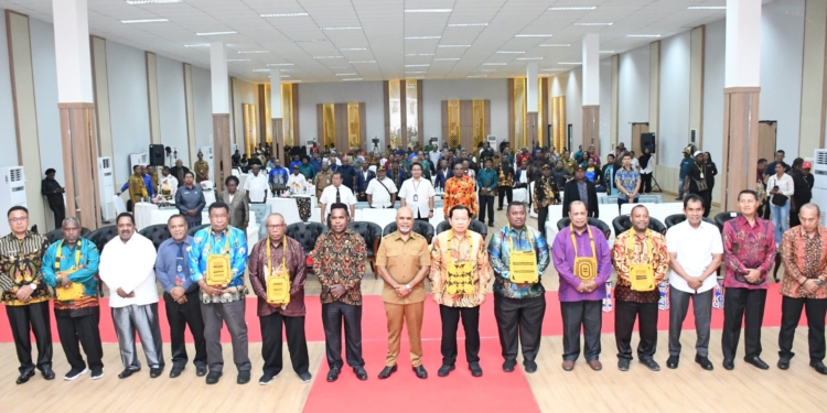Gubernur Meki Nawipa Resmi Tutup Raker Asosiasi MRP Se-Tanah Papua, Ini 13 Poin Rekomendasi