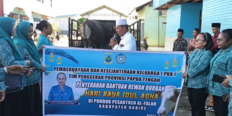 Jelang Idul Adha 1444 H, Ketua TP PKK Papua Tengah Serahkan Hewan Kurban ke Pesantren Al-Falah Nabire