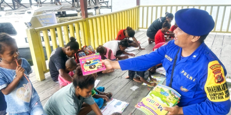 Perpustakaan Apung Di Kampung Enggros, Dekatkan Polisi Kepada Masyarakat