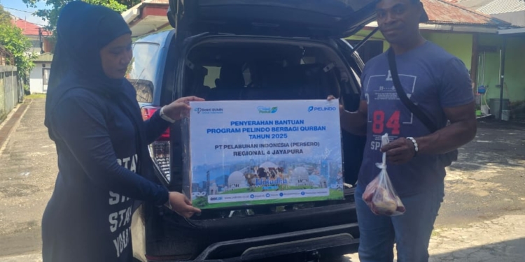 Memaknai Hari Raya Idul Adha 1446 H/2025, Pelindo Reg 4 Jayapura Berbagi Dengan Warga Sekitar                                         