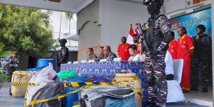 4 WNA dan 2 WNI Diamankan Karena Selundupkan BBM dan Hasil Laut Bernilai Ekonomi Tinggi Di Perairan Jayapura
