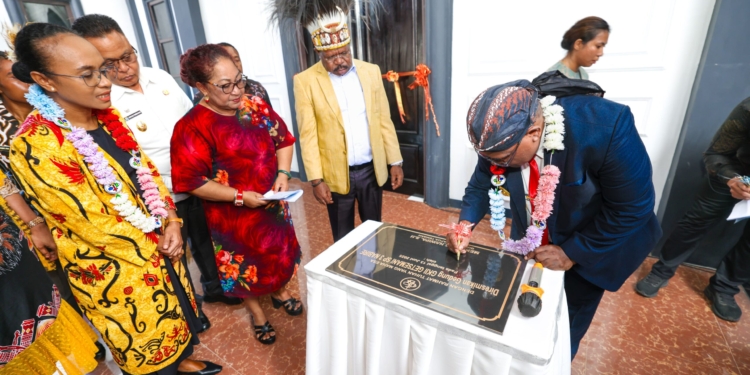 Gubernur Meki Nawipa Hadiri HUT Ke-42 Tahun Sekaligus Resmikan Gedung Gereja Baru GKII Getsemani