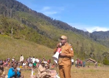 Kunjungi Distrik Ugimba, Bupati Intanjaya Meneteskan Air Mata Lihat Kondisi Warga