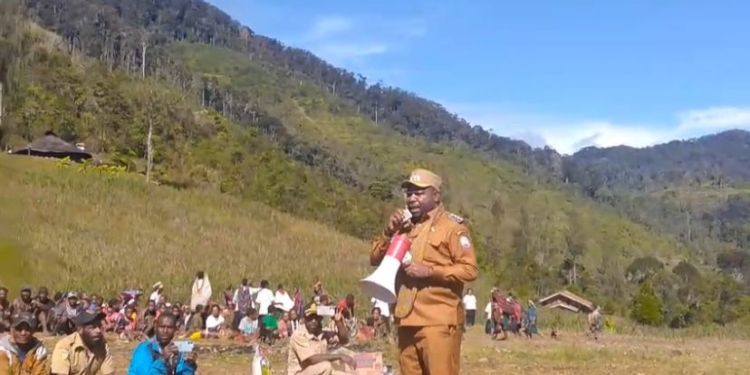 Kunjungi Distrik Ugimba, Bupati Intanjaya Meneteskan Air Mata Lihat Kondisi Warga