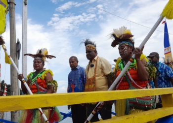Tiba Di Kampung Kayo Batu, Wali Kota Jayapura Disambut Tarian Adat Dengan Meriah