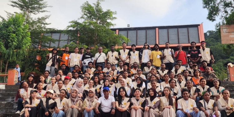 100 Mahasiswa Prodi Manajemen Administrasi Perkantoran Uncen Lakukan KKL di Supiori, Kaprodi: KKL Dilakukan Dalam Bentuk Fisik dan Non Fisik Selama Dua Minggu