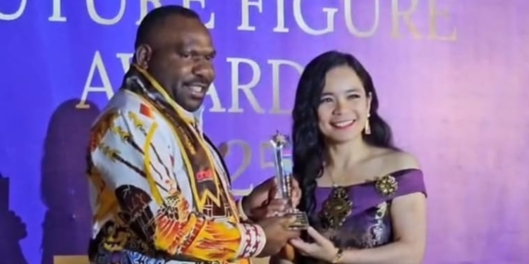Bupati Intan Jaya Terima Penghargaan The Best Figur Regent, Aner Maisini: Saya Persembahkan Penghargaan ini untuk Masyarakat