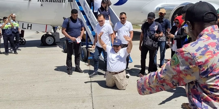 Sujud Syukur Wamen Ribka Haluk Warnai Pendaratan Perdana Sriwijaya di Bandara Wamena