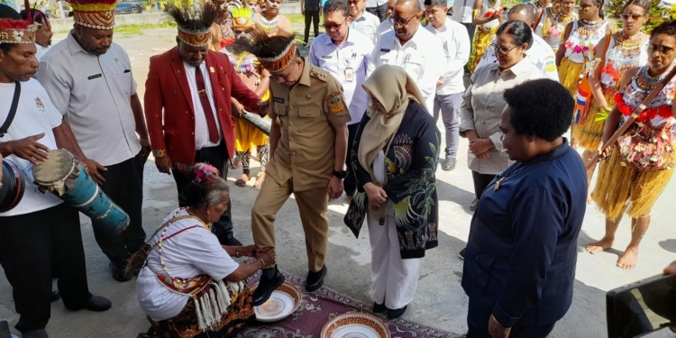 Tiba di Jayapura, Pj Gubernur Papua Langsung Sambangi Kantor MRP
