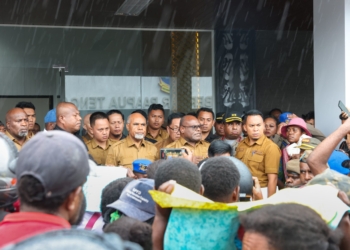 Temui Demo Pencaker, Gubernur Meki Nawipa Tegaskan Datang Sebagai Pemilik Negeri, Jangan Demo