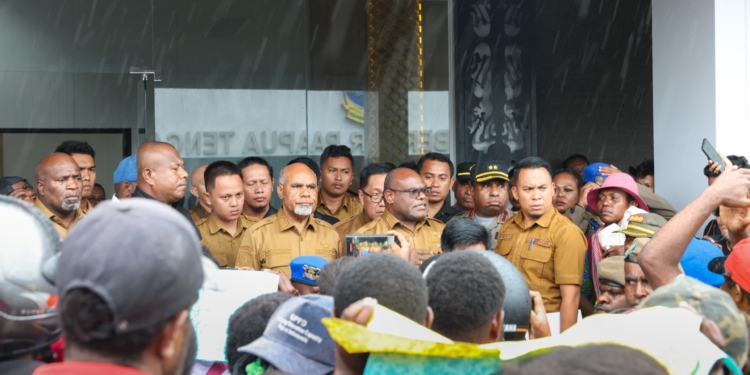 Temui Demo Pencaker, Gubernur Meki Nawipa Tegaskan Datang Sebagai Pemilik Negeri, Jangan Demo