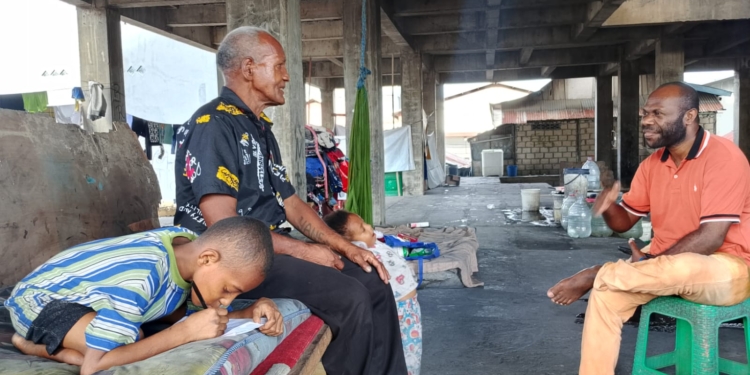 Kisah Yorgen Ayomi Hidup Bersama 9 Orang Anak dan Cucunya di Sebuah Bangunan Tak Layak Huni di Jayapura, Bertahap Hidup Dari Mengais Barang Bekas dan Juru Parkir