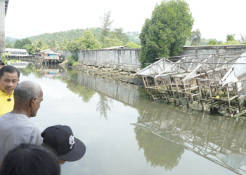 Respon Wakil Wali Kota Saat Mengecek Langsung Kondisi Tempat Tinggal Keluarga Yorgen Ayomi di Sebuah Bangunan Tua Tanpa Dinding di Wilayah Entrop Jayapura
