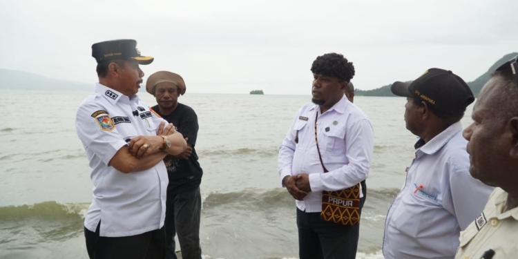 Wakil Wali Kota Tinjau Langsung Air Laut Pasca Peringatan BMKG Soal Tsunami di Jayapura