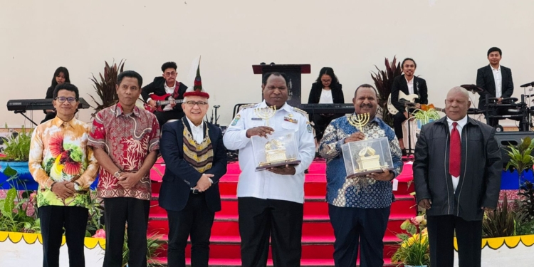 Dukung Rekonsiliasi di Jayawijaya, Wagub Papua Pegunungan Serahkan Bantuan Rp1 Miliar 