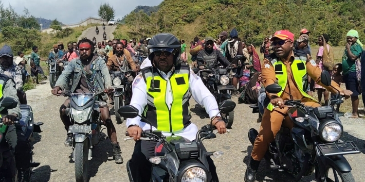 Bukan Sekedar janji semata, Bupati Aner Maisini Serahkan 15 Unit Motor Verza Kepada Pengemudi Ojek Asli Intan Jaya