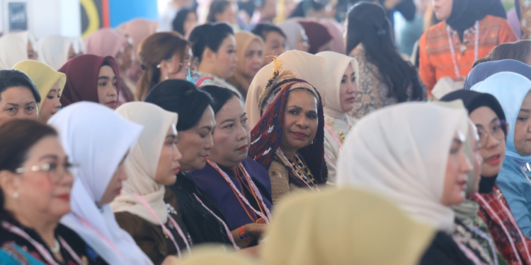 Busana Noken dan Tarian Wasiwi Curi Perhatian di Panggung Dekranas ke 45