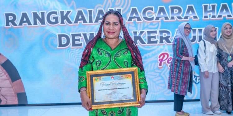 Langkah Pertama yang Menginspirasi: Ny. Yuliana Pahabol antar Papua Pegunungan terima Penghargaan Nasional di Dekranas 2025