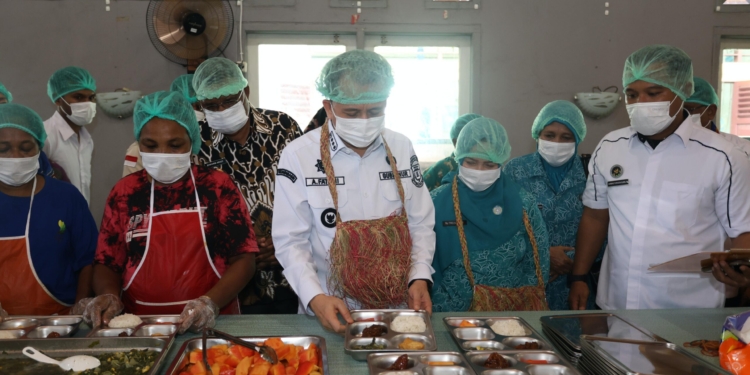 Pastikan MBG Berkualitas, Pj Gubernur Papua Agus Fatoni Tinjau SPPG di Kepulauan Yapen