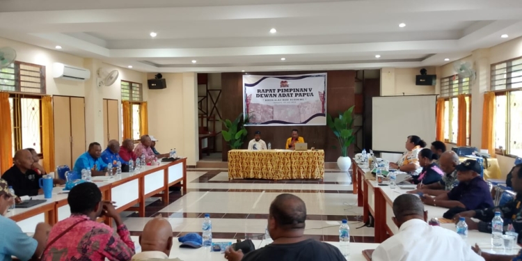 Markus Waran Resmi Jabat Plt Ketua DAP Doberay dan Demianus Mandacan Plt Ketua Dewan Adat daerah Mnukwar