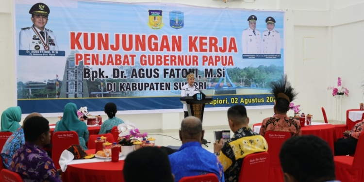 Pj Gubernur Papua, Agus Fatoni, saat memberikan sambutan di Kantor Bupati Supiori, Kabupaten Supiori, Papua, Sabtu (2/8/2025). Dalam momen ini, Fatoni mengajak masyarakat untuk mensukseskan PSU di Papua. Foto: Humas Pemprov Papua