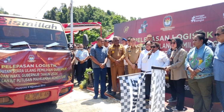 Logistik PSU Pilgub Papua Dilepas Wamendagri dan Anggota KPU RI