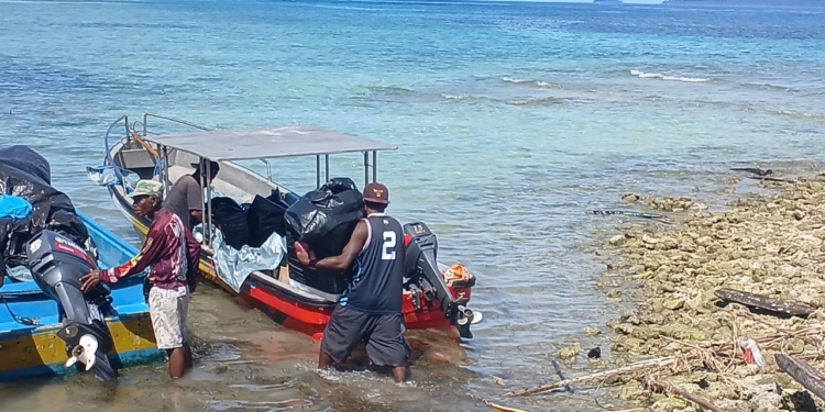 Polisi Amankan Pergeseran Logistik Ke Kepulauan Aimando Padaido Biak Numfor Gunakan Perahu Motor